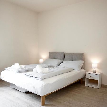 Bright Studio Apartment With Free Private Parking メラーノ エクステリア 写真
