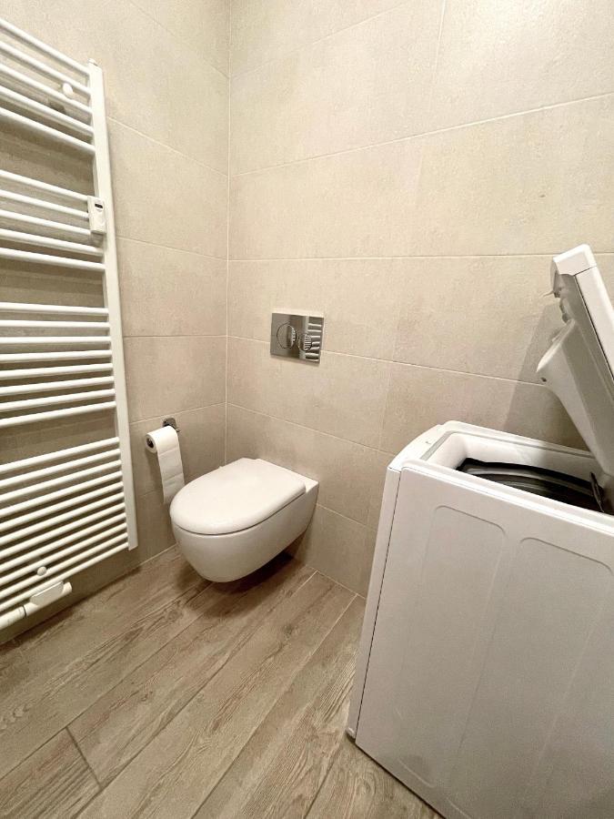 Bright Studio Apartment With Free Private Parking メラーノ エクステリア 写真